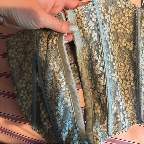 Lace corset - Picture 3 of 3